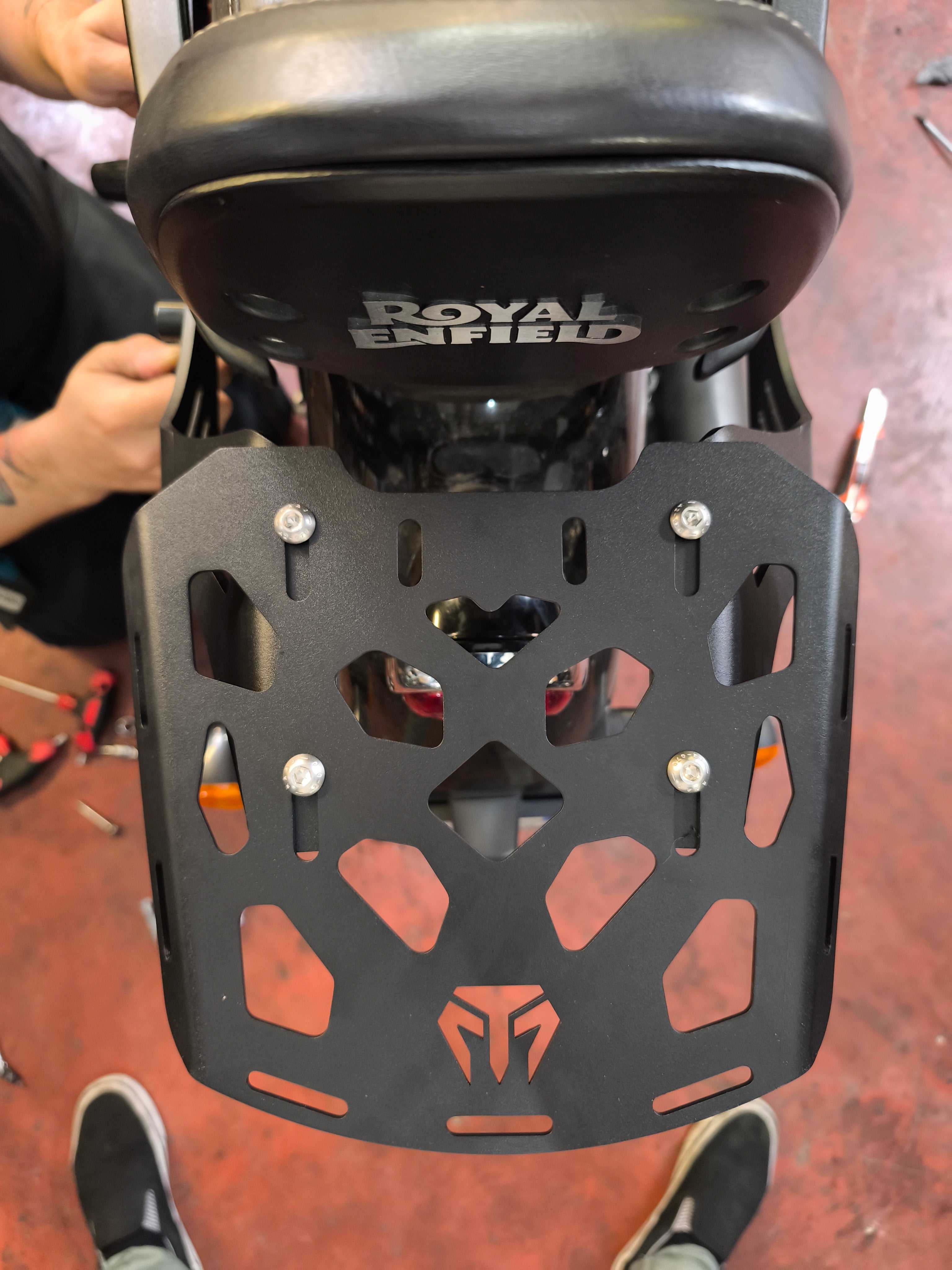 Portapacchi Con Schienalino Regolabile/Back Carrier With Backrest per Royal Enfield Meteor 350